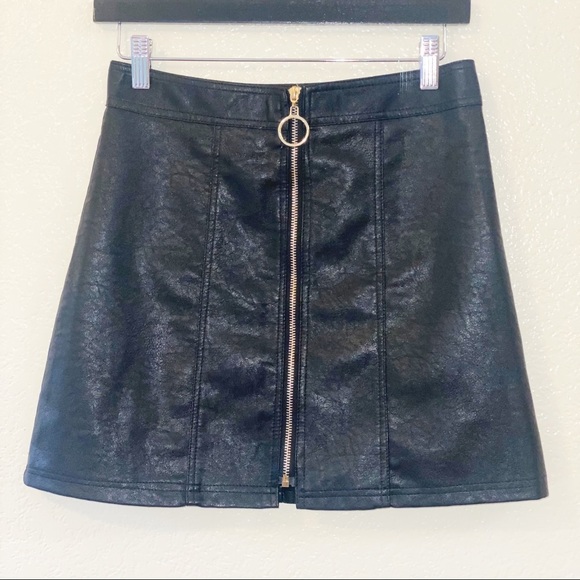 Amor‎ Mio 90’s Inspired Faux Leather Mini Skirt - Picture 1 of 7